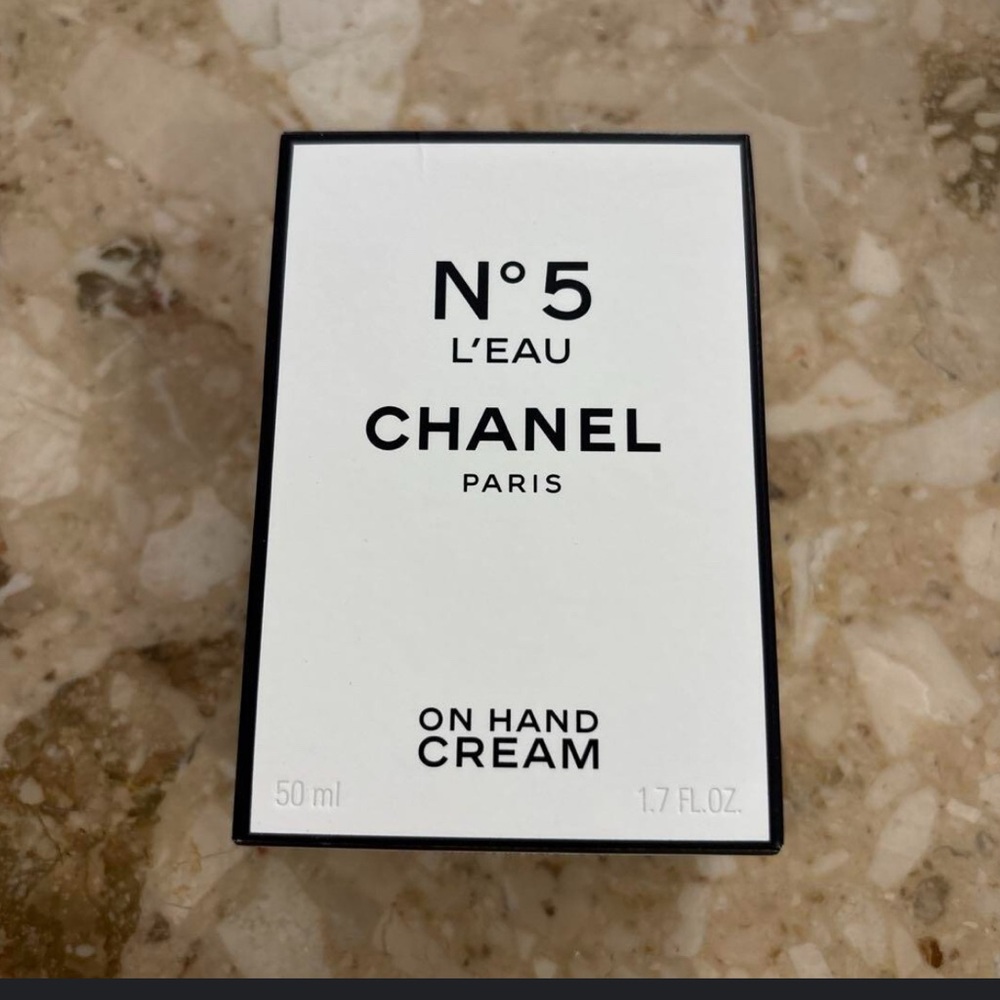 CHANEL No. 5 L'Eau Hand Cream - Black and White